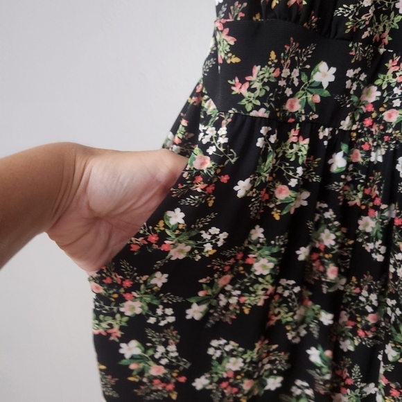 NWOT Kaileigh Jumpsuit; Black Floral size Small cropped leg with pockets - Picture 3 of 12